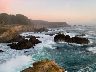 海岸边海浪拍打礁石美景