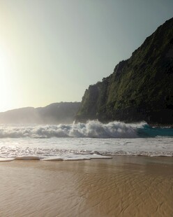 阳光沙滩海浪与陡峭山崖