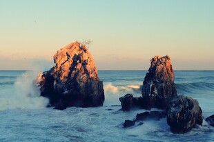 海边礁石迎击海浪美景