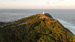 山顶灯塔俯瞰壮阔海景
