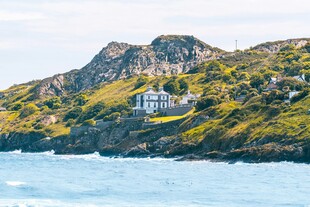 海边青山上的别致小屋