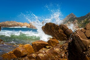 海浪拍击岸边嶙峋礁石