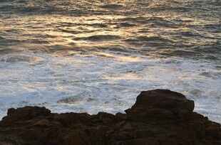 夕阳下的海浪与礁石