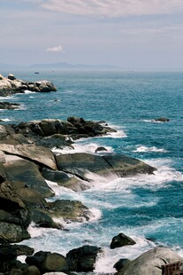 海边礁石与翻涌的蓝色海浪
