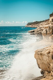 海岸边的海浪与嶙峋岩石