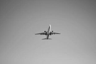 空中飞行的客机