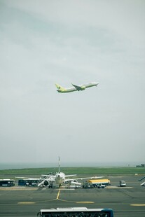 机场上空飞机起飞瞬间
