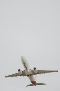 空中飞行的客机