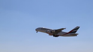 空中飞行的大型军用运输机
