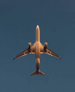 空中翱翔的民航客机