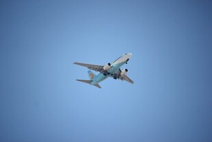 蓝天中翱翔的民航客机