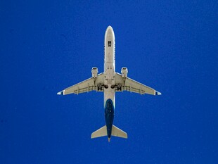 空中翱翔的民航客机