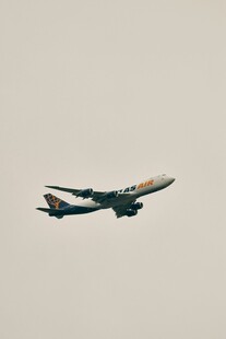 空中飞行的大型客机