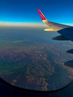 机窗外的壮丽高空景观