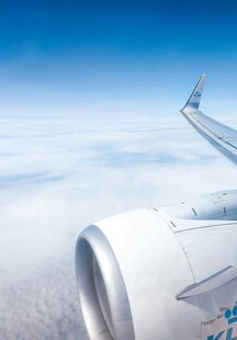 飞机机翼与引擎的高空景致