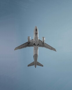 空中翱翔的大型民航飞机