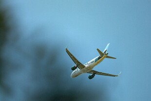 空中飞行的客机