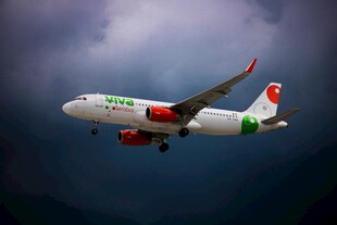 空中翱翔的多彩客机