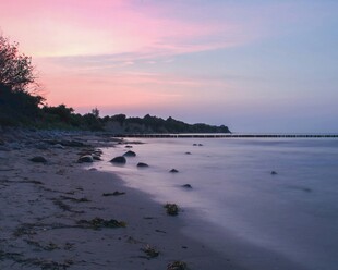 黄昏下的静谧海滩美景