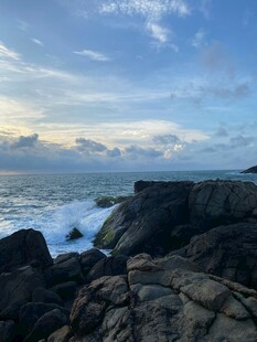 海边礁石与壮丽海景