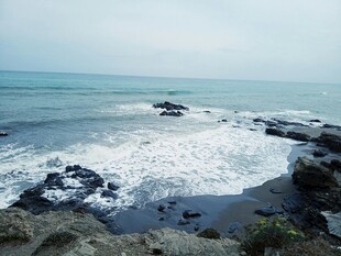 海边礁石与翻涌海浪
