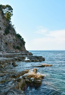 海岸边嶙峋礁石与碧海蓝天