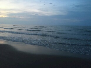 海边日落时分的宁静海景