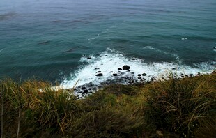 俯瞰碧海与岸边礁石