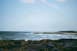 海边礁石美景