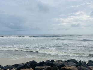 海边礁石与翻涌海浪