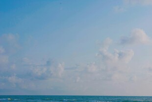 海边蓝天美景