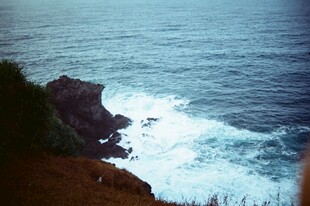 海岸边的海浪拍打礁石