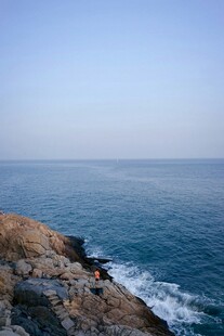 海边岩石上的静谧风景