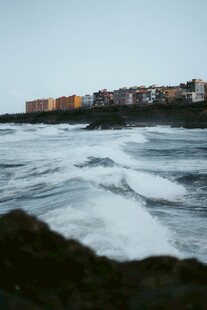海边城市的海浪景观