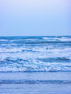 海浪翻涌的蓝色海洋