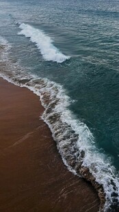 海浪轻拍沙滩的美丽景致