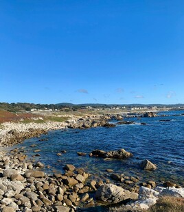 海边岩石与湛蓝海水景观