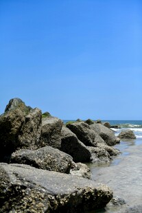 海边嶙峋礁石