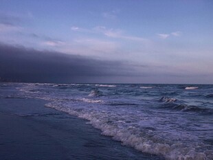 海边暮色下的海浪美景