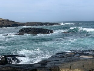 海浪拍打礁石的壮阔景象