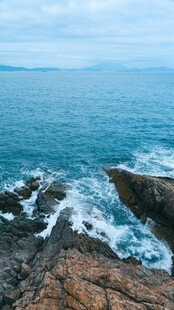 海边嶙峋礁石与翻涌海浪
