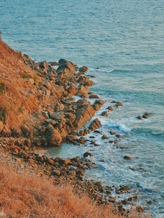 海边嶙峋岸景