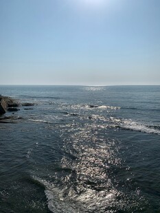 阳光下波光粼粼的海面