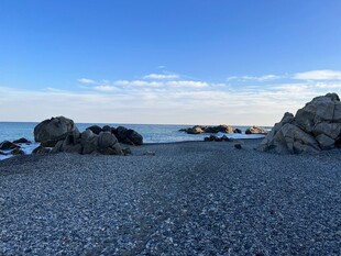 海边碎石滩与远处海景