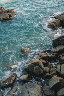 海边礁石与涌动的海水