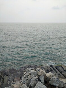 海边嶙峋礁石与辽阔海面