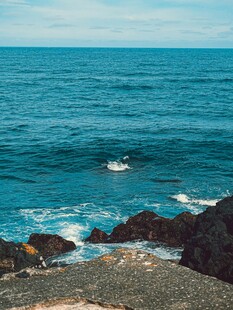 海边礁石与蔚蓝大海