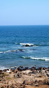 海边礁石与翻涌海浪