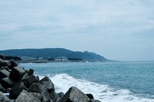 海边礁石与翻涌海浪