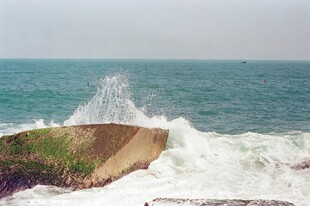 海浪拍打岸边石块
